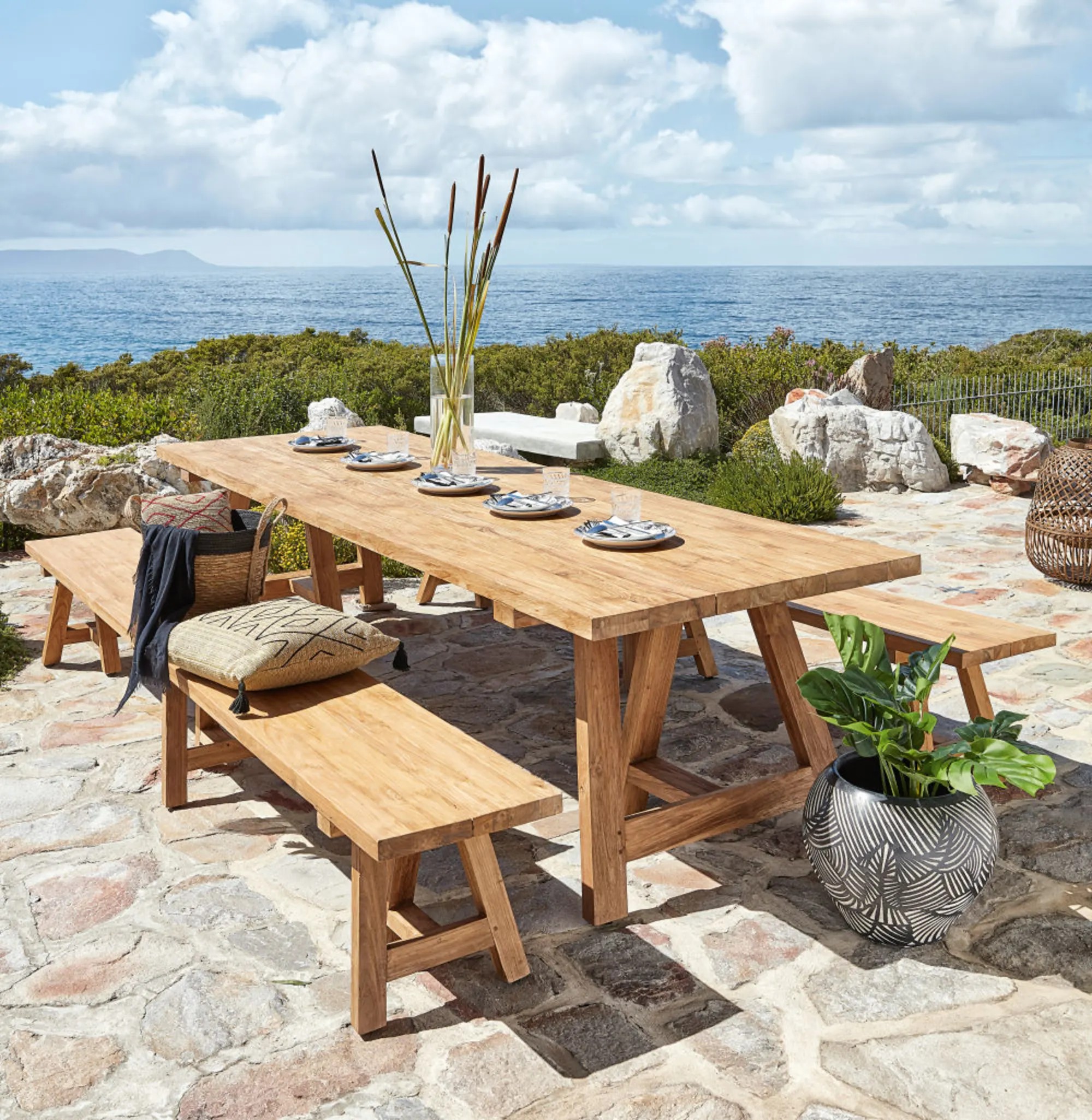 Table de jardin en bois : l’élégance naturelle pour votre terrasse ou