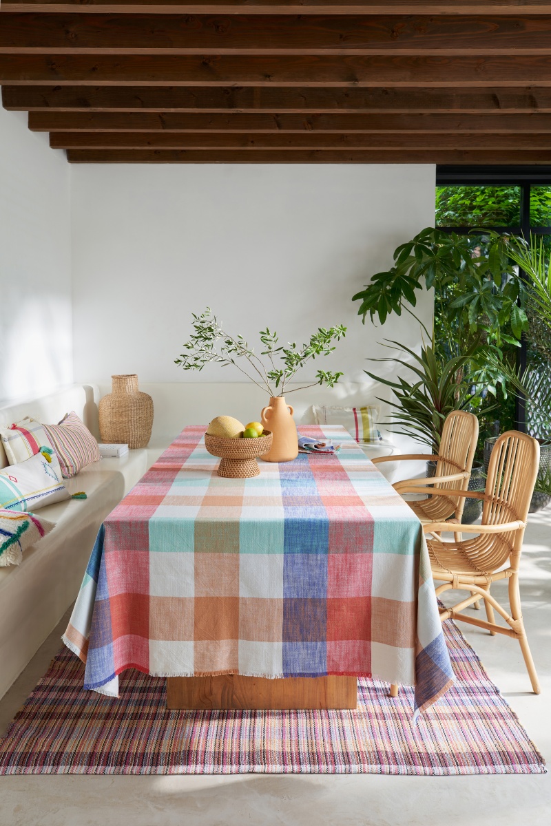 table-jardin-nappe-coloree